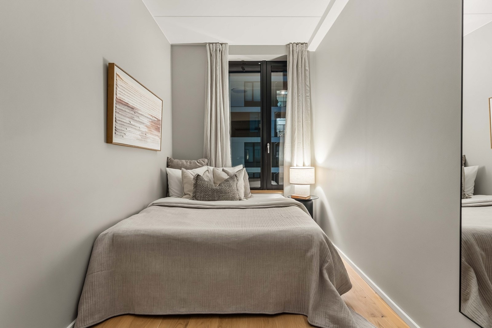 Harmonisk soverom med behagelige farger og god takhøyde. Her ligger alt til rette for en god natts søvn. Galleribilde