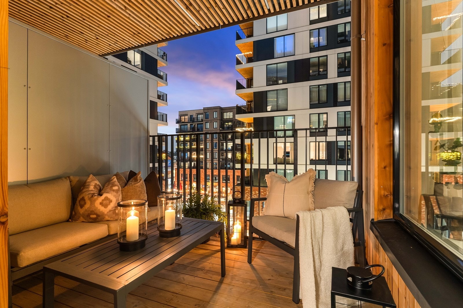 Lun balkong med god plass til sittegruppe - perfekt for sene sommerkvelder. Her kan du nyte utsikt over det urbane nærområdet. Galleribilde