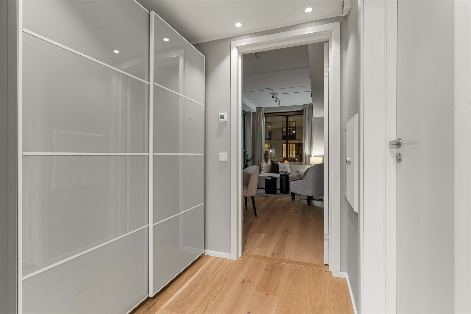 Romslig gang med gode oppbevaringsmuligheter og skyvedørsgarderobe. En ryddig og innbydende entré. Galleribilde