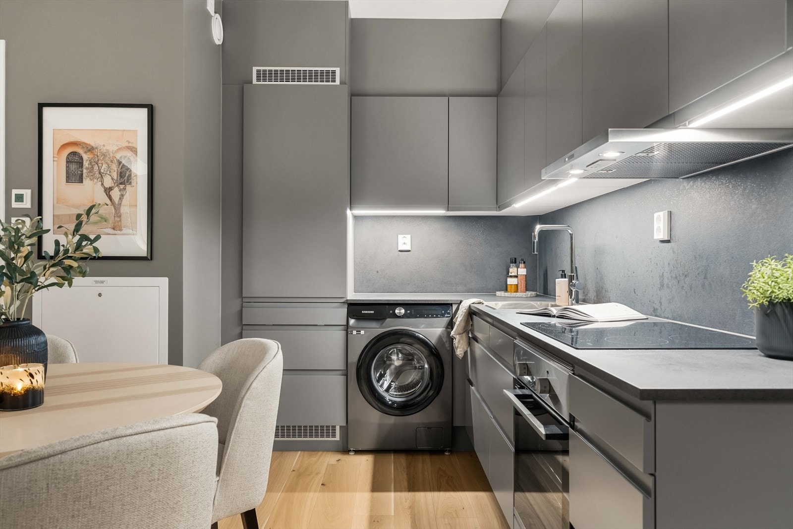 Tidløst og stilrent kjøkken fra 2022 med glatte fronter og integrerte hvitevarer. God skap- og benkeplass gjør matlagingen både praktisk og hyggelig. Galleribilde