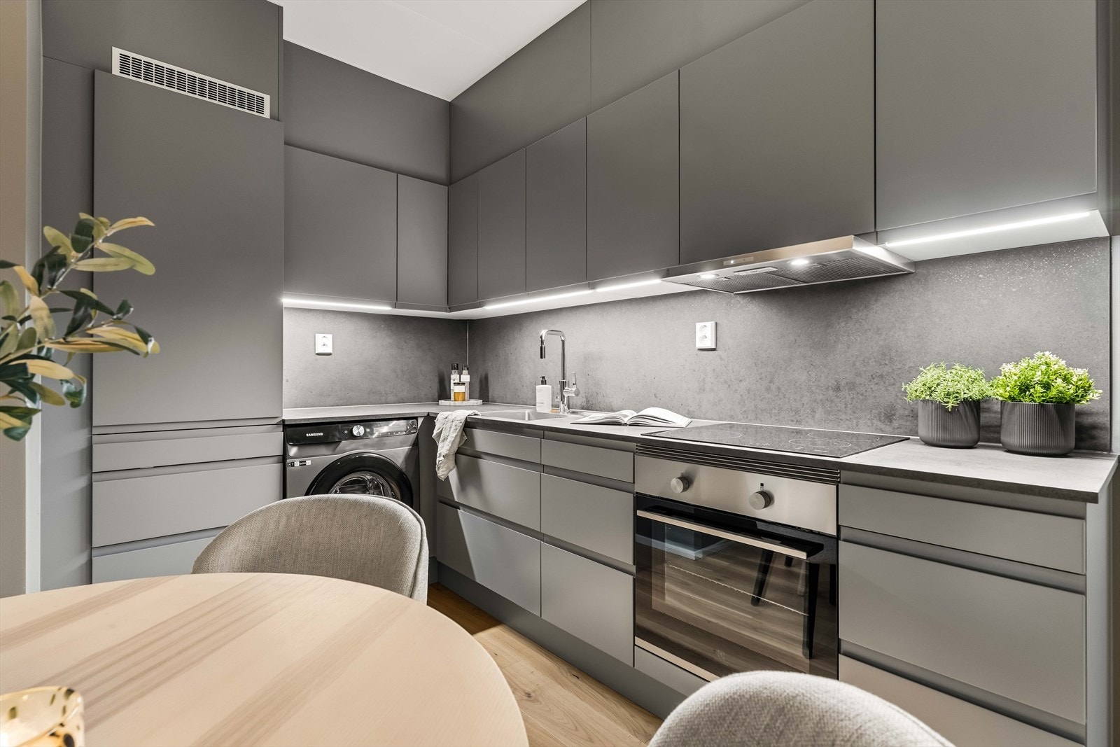 Effektiv kjøkkenutforming med god arbeidsflyt og kvalitetsinnredning. Her får du både funksjonalitet og moderne design. Galleribilde