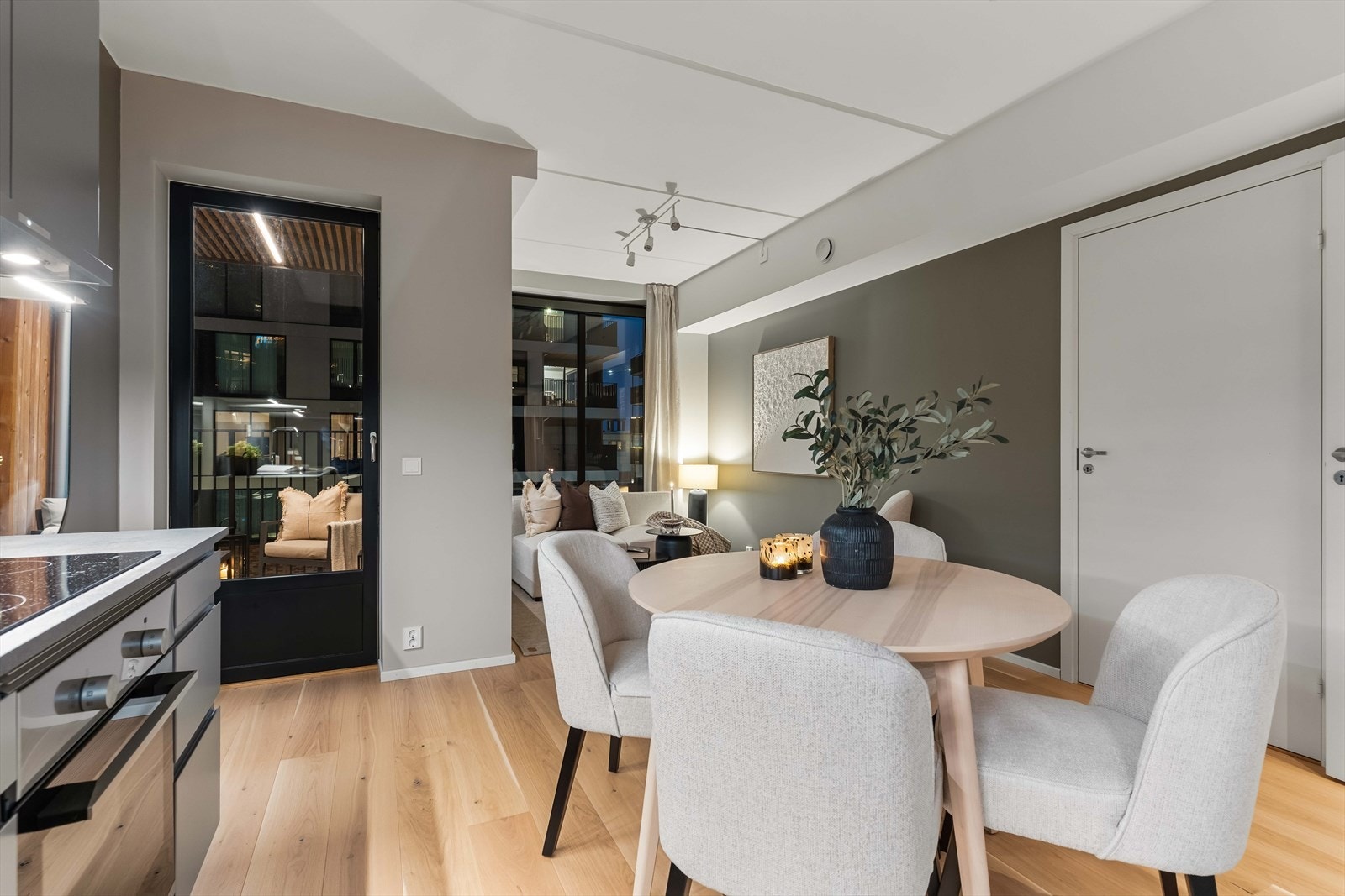 Spiseplassen ligger naturlig tilknyttet kjøkkenet og stuen, med en sosial og effektiv planløsning. Delikate fargetoner og parkett på gulv skaper en helhetlig stil. Galleribilde