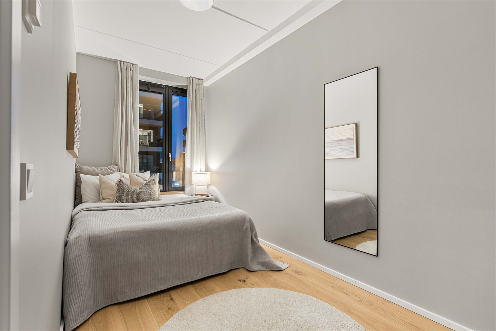 Soverommet er lyst og rolig, med plass til dobbeltseng og garderobeløsning. Store vinduer gir godt med dagslys. Galleribilde