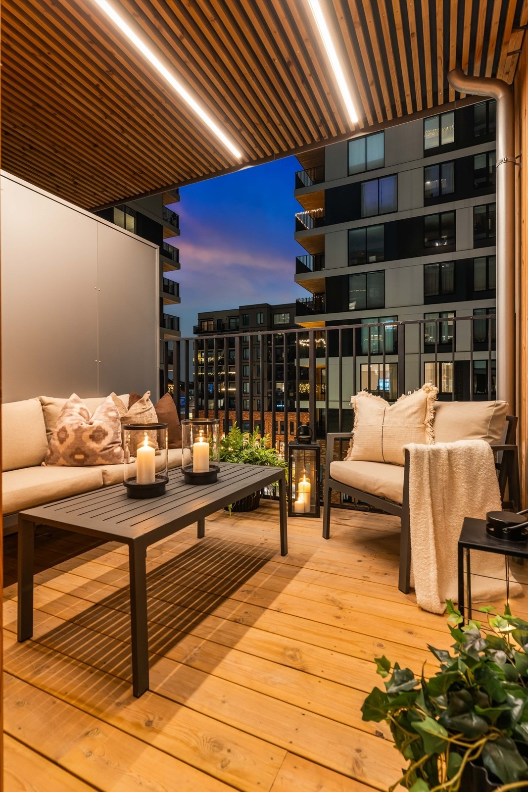 På balkongen er det god plass til en romslig sittegruppe, beplantning og grill. Galleribilde