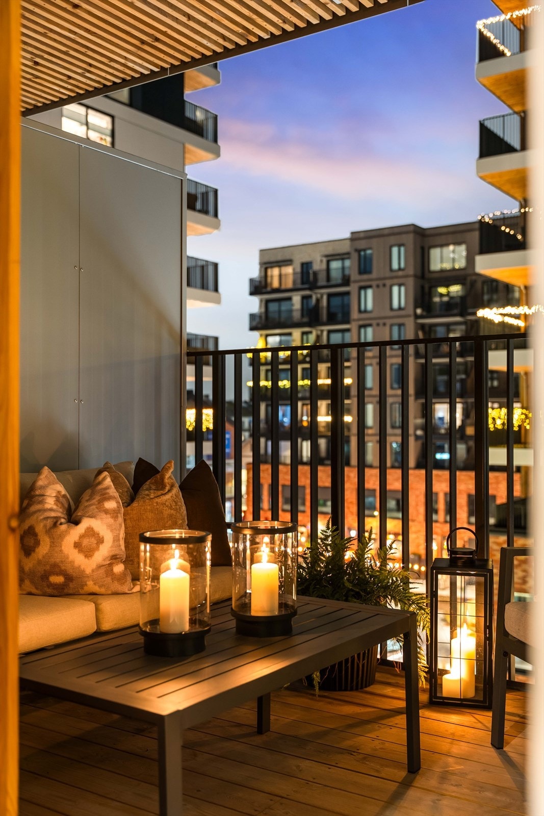 Balkongen fungerer som en forlengelse av stuen på sommerhalvåret. Galleribilde