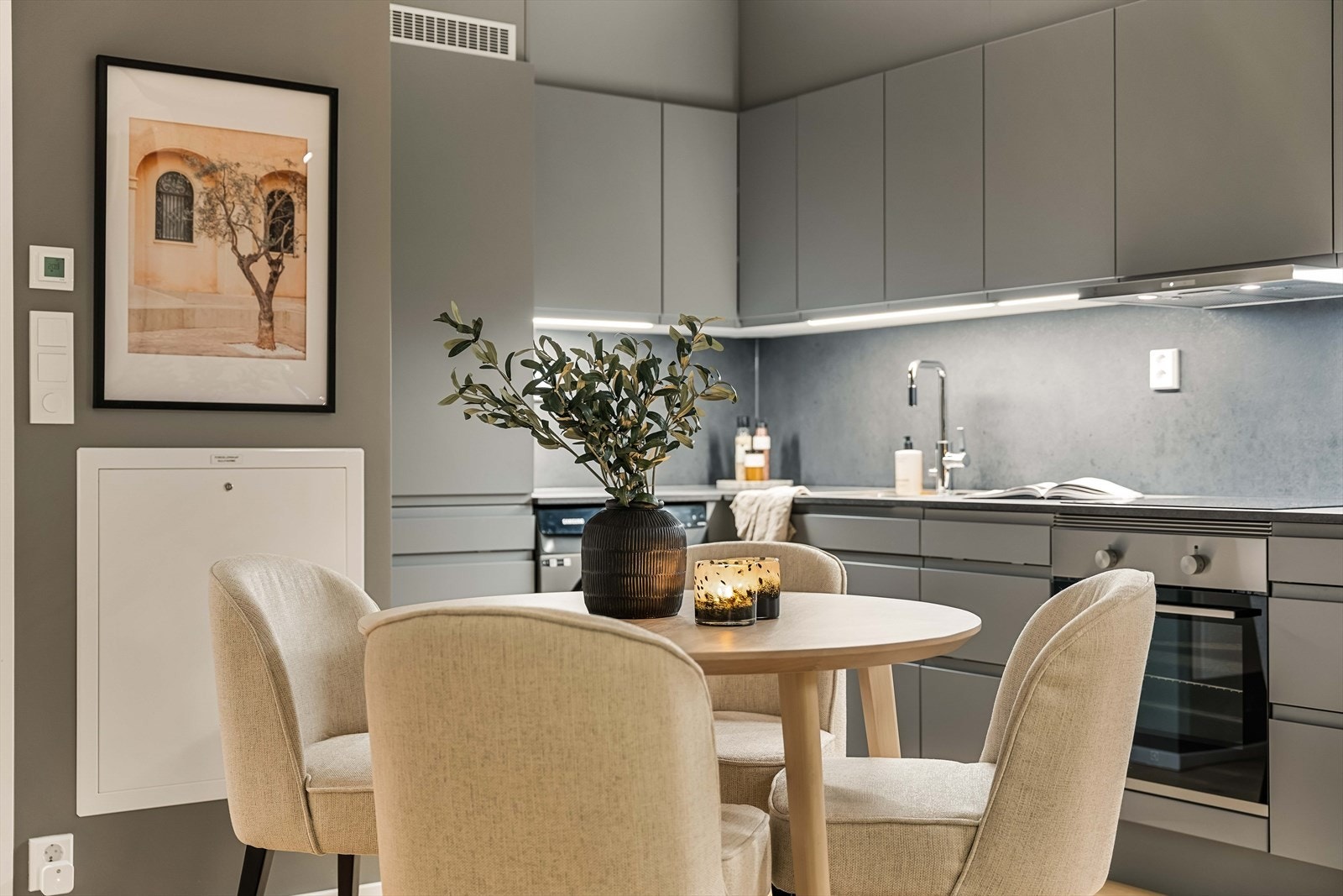 Spiseplassen er lun og hyggelig, med plass til flere rundt bordet. Stilrene overflater gir et moderne uttrykk. Galleribilde