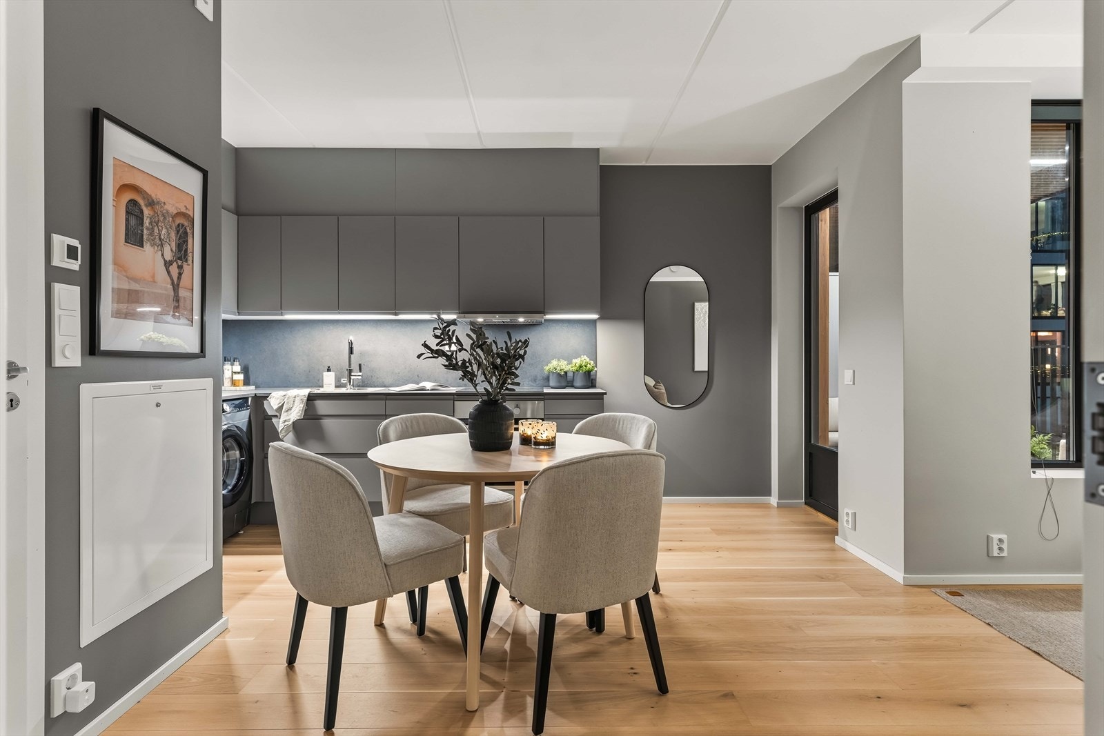 Åpen løsning mellom kjøkken og stue gir en romslig og sosial atmosfære. Perfekt for både hverdagsliv og gjester. Galleribilde