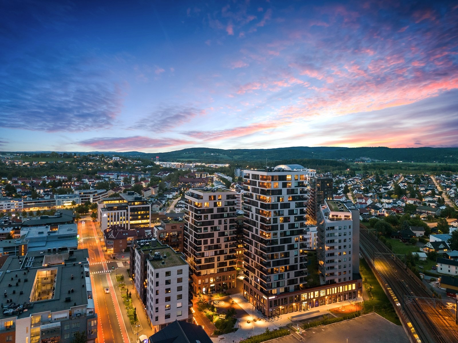 Attraktiv beliggenhet i et pulserende bymiljø. Her kombineres komfort, kvalitet og tilgjengelighet. Galleribilde