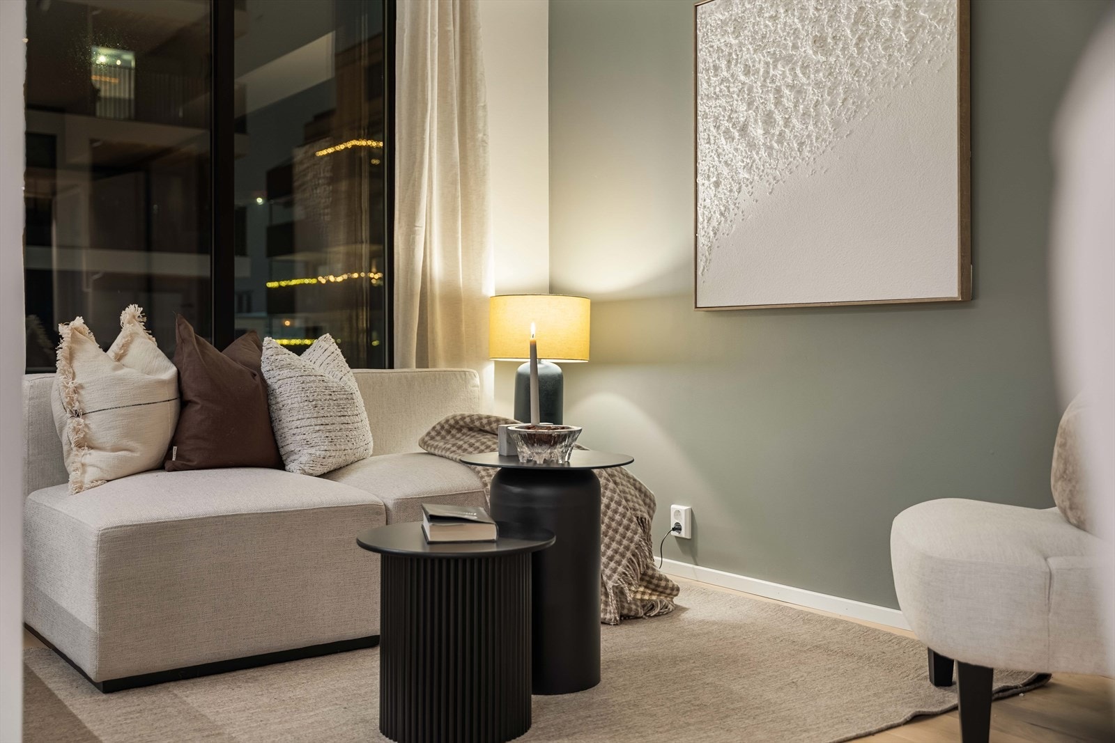 Rommet har en lun fargepalett som skaper en rolig og harmonisk stemning. Store vinduer gir flott utsyn og godt med lys. Galleribilde