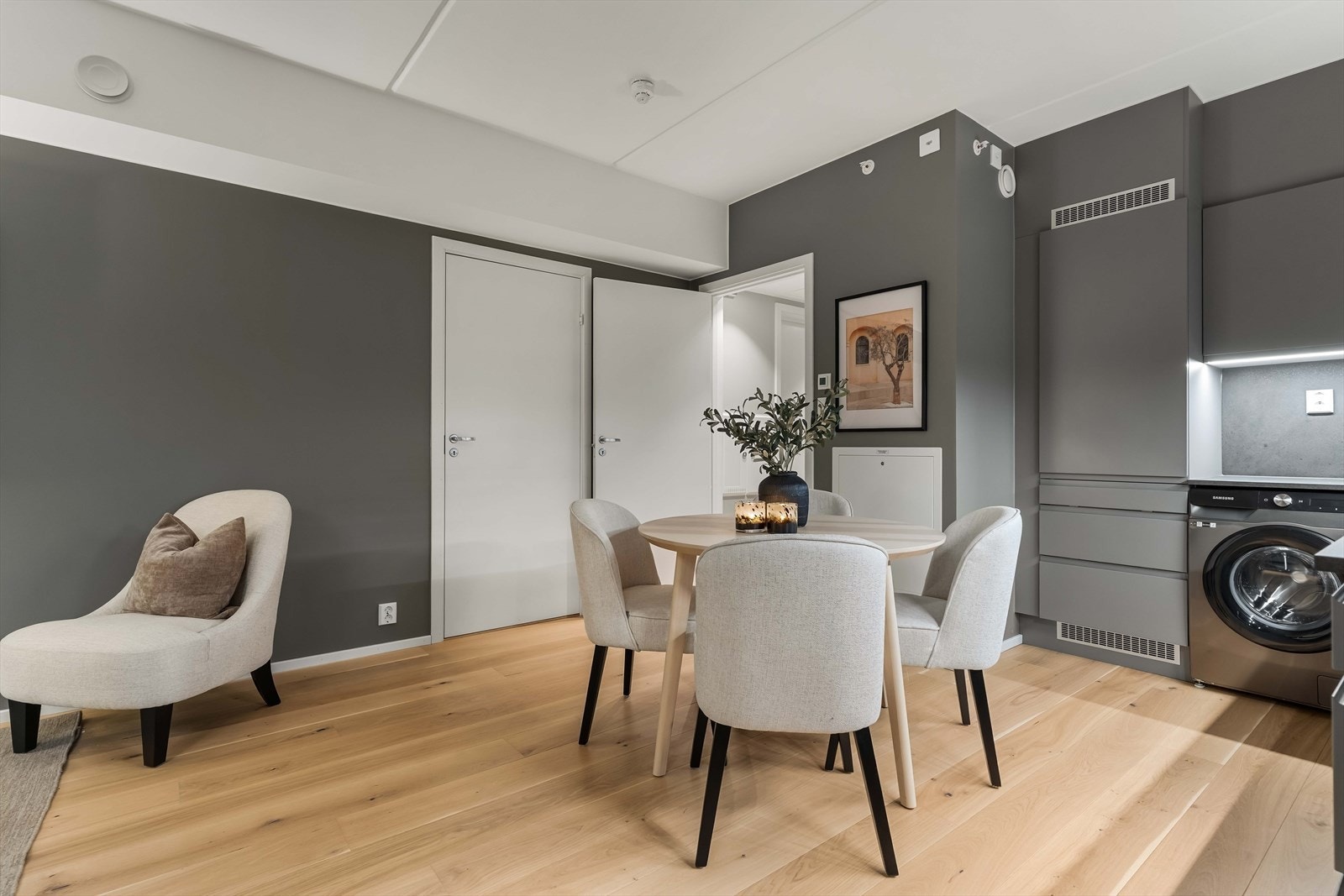 Det er godt med gulvplass mellom sonene, og den gode takhøyden gjør at rommet føles luftig. Galleribilde