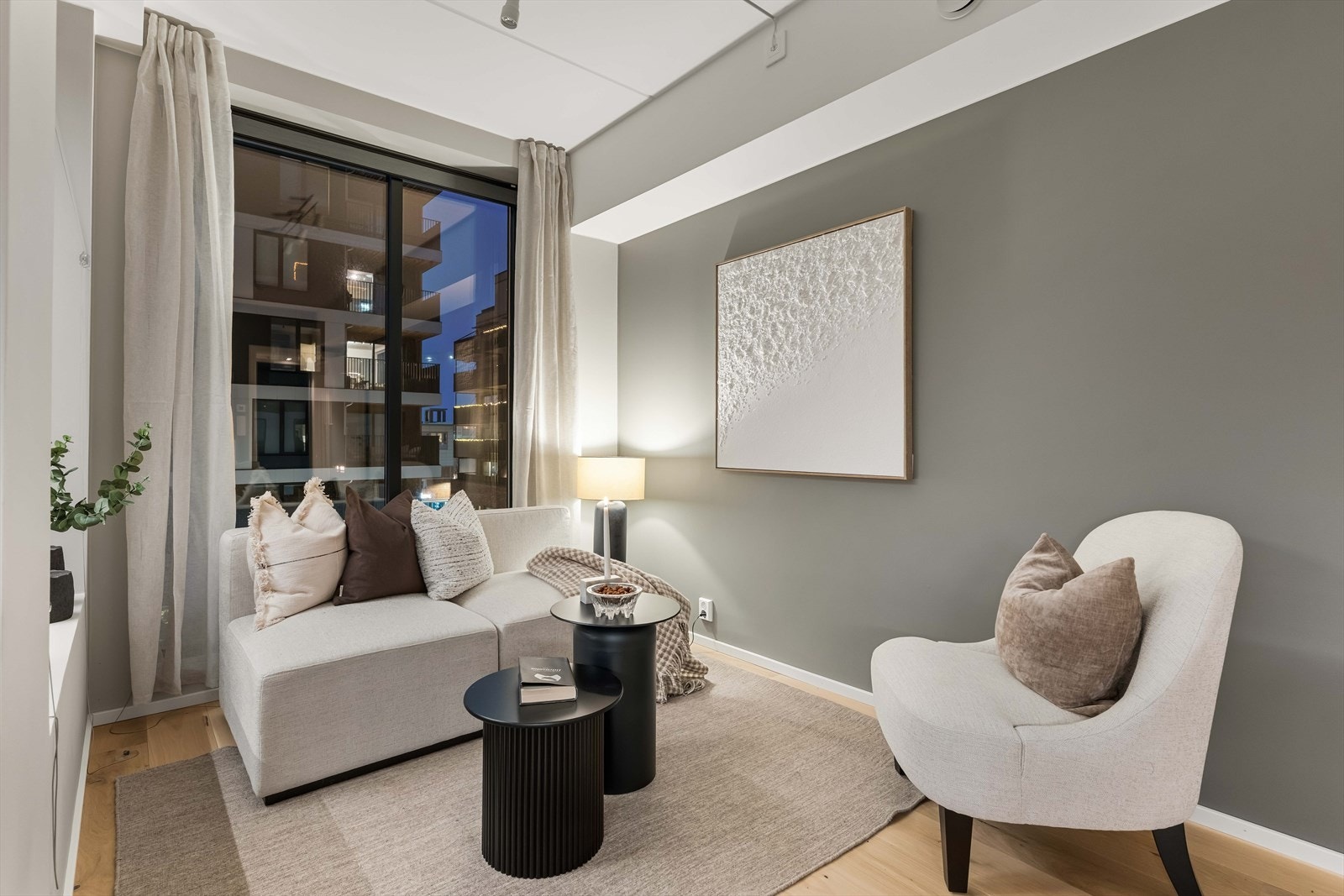 Lys og innbydende stue med plass til både sofa og mediemøblement. Perfekt sone for avslapning etter en lang dag. Galleribilde