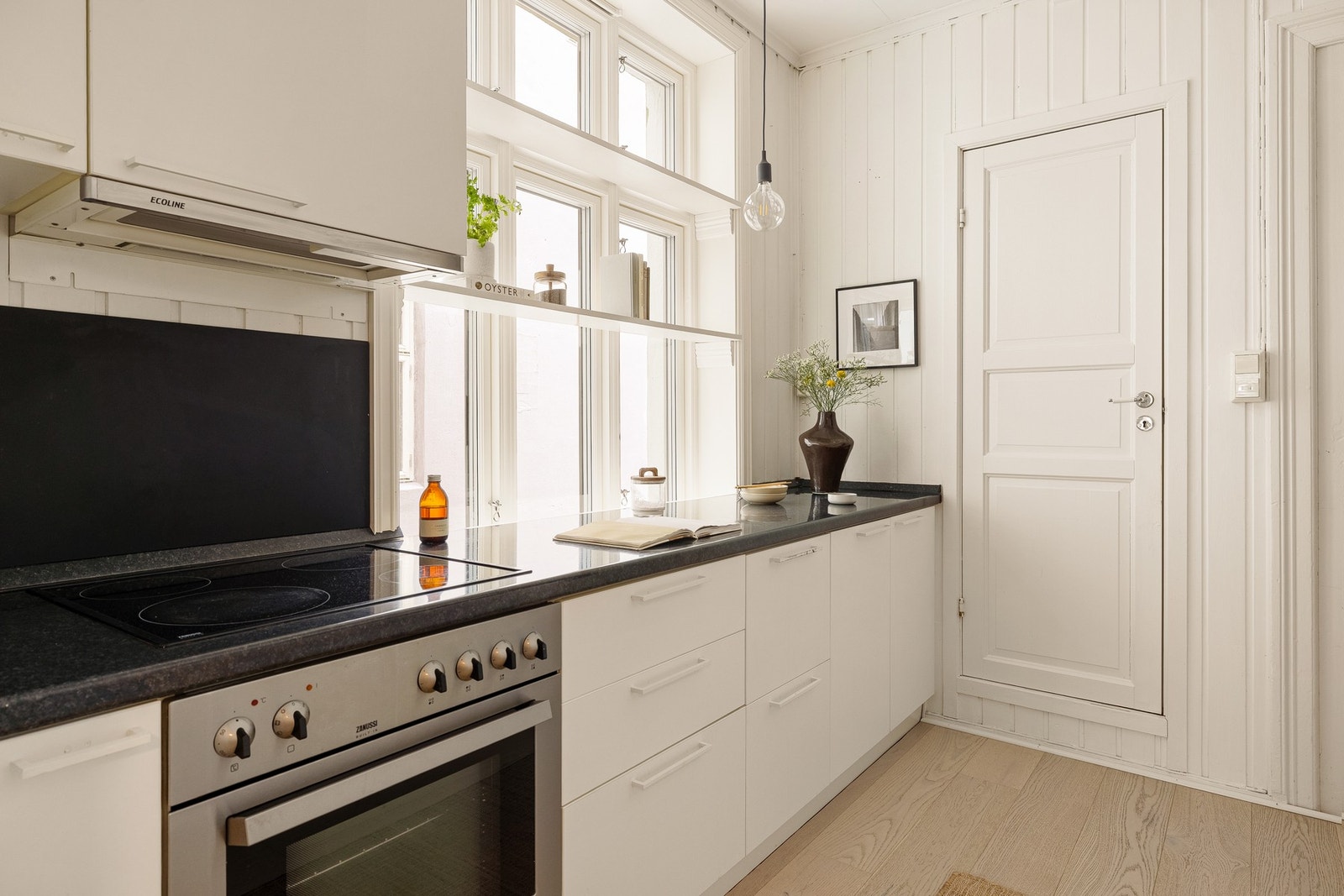 Her er det godt med oppbevaringsplass i skuffer og skap, og arbeidsplass på benkeplaten. Galleribilde