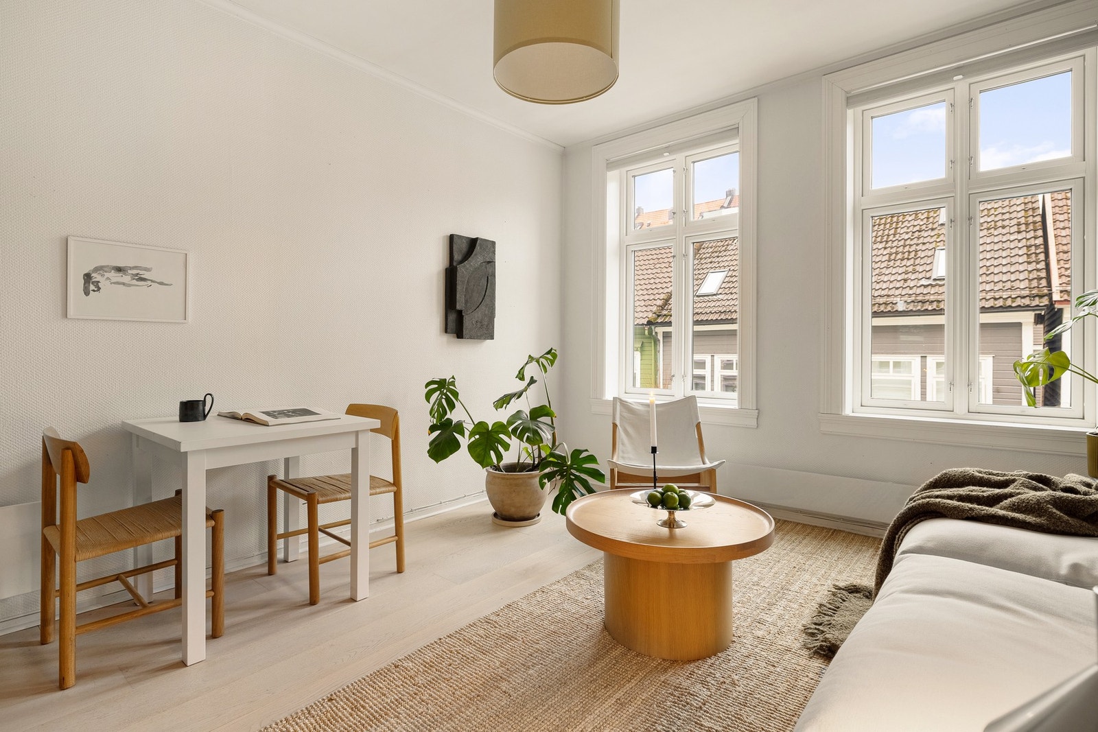 Leilighetens stue måles til 14,6 kvm. og har store vinduer og en god takhøyde. Galleribilde