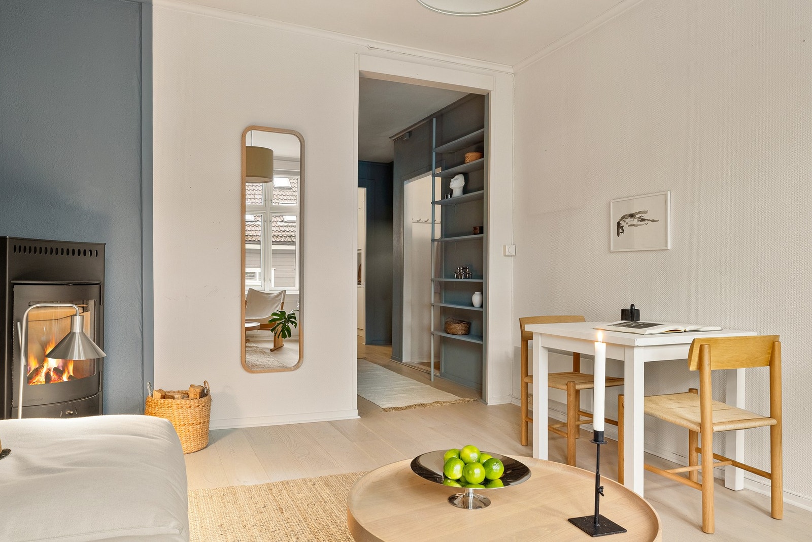 Her er det også peis som varmer godt på kaldere dager. Galleribilde