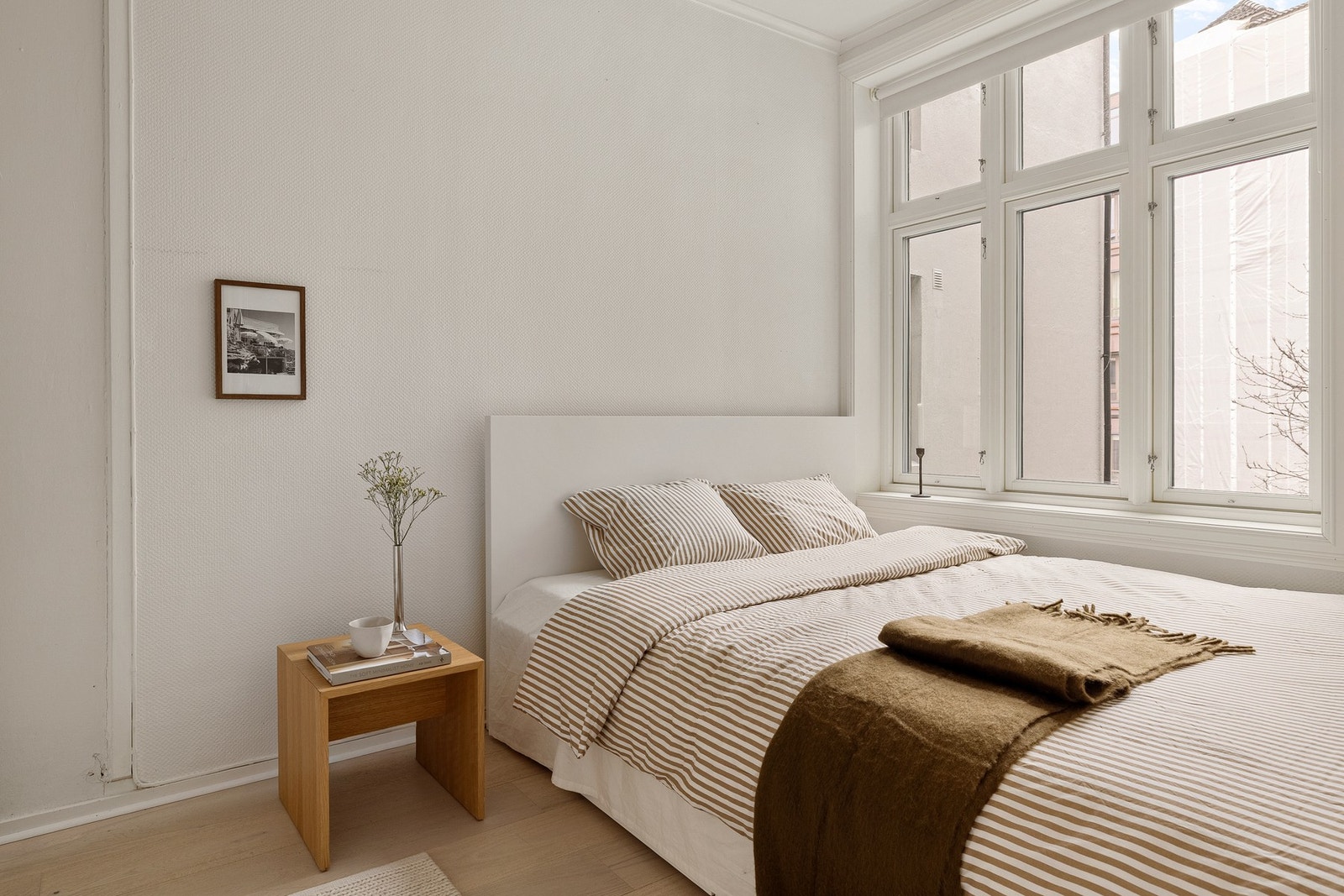 Leilighetens soverom måles til 8 kvm. og har god plass til en seng av god størrelse og nattbord. Galleribilde