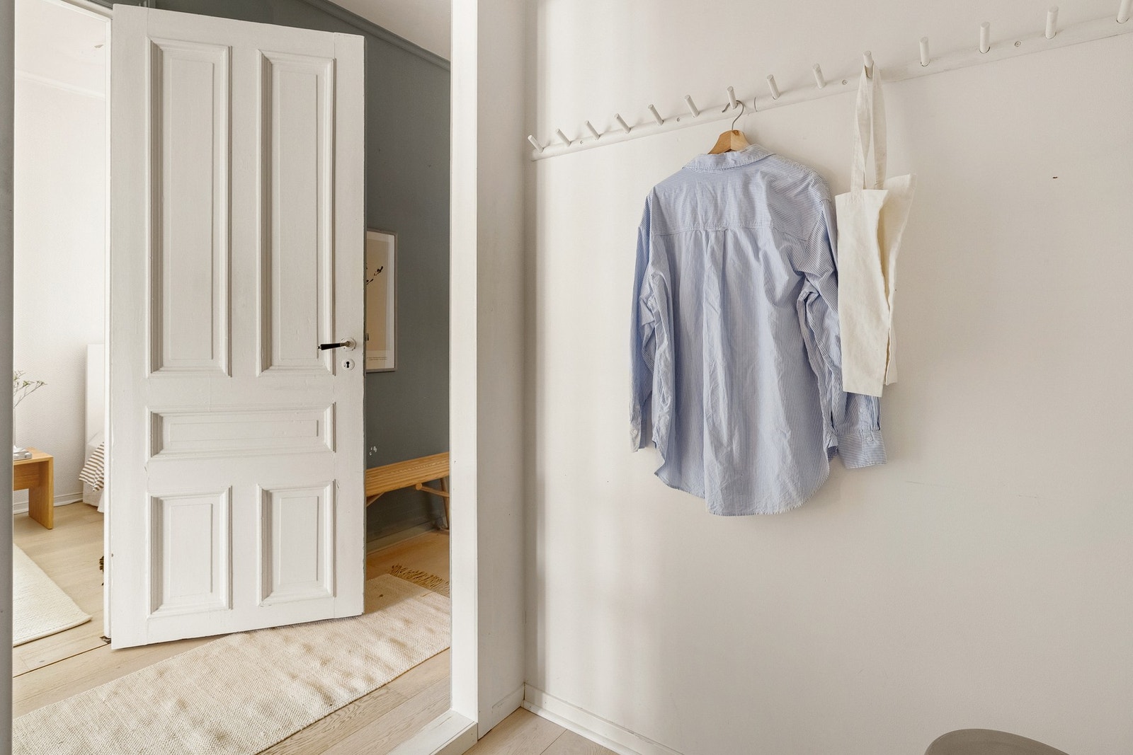 Entréen måles til 2,9 kvm. og har god plass til oppbevaringsmuligheter til yttertøy og sko. Videre er det en gang som måles til 7,4 kvm. Galleribilde