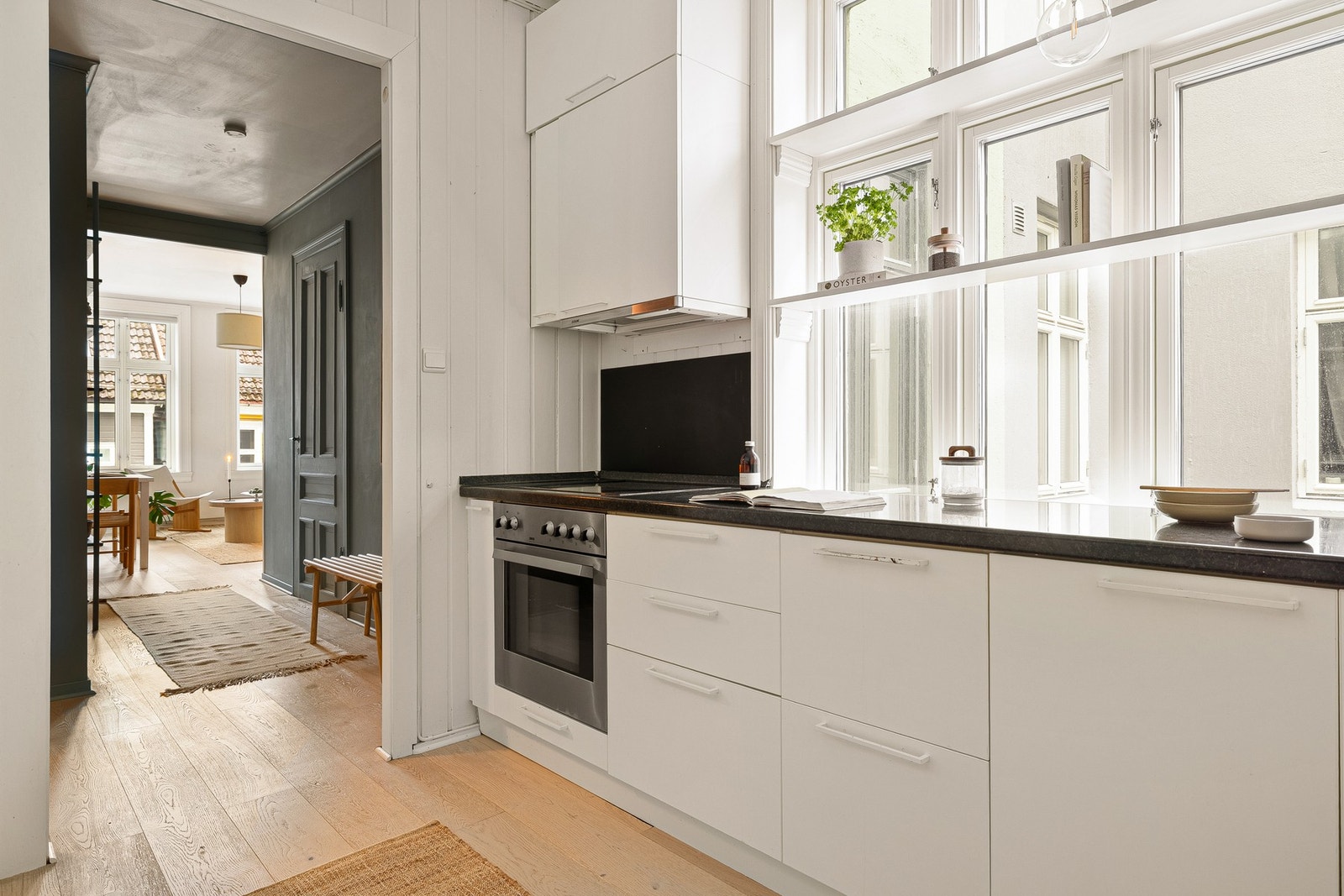 Det er utstyrt med følgende integrerte hvitevarer: Stekeovn, platetopp, ventilator, oppvaskmaskin og kjøleskap med frysedel. Galleribilde