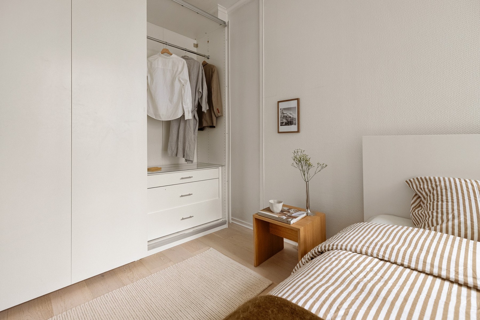 Det er også godt med oppbevaringsplass i en praktisk skyvedørsgarderobe. Galleribilde