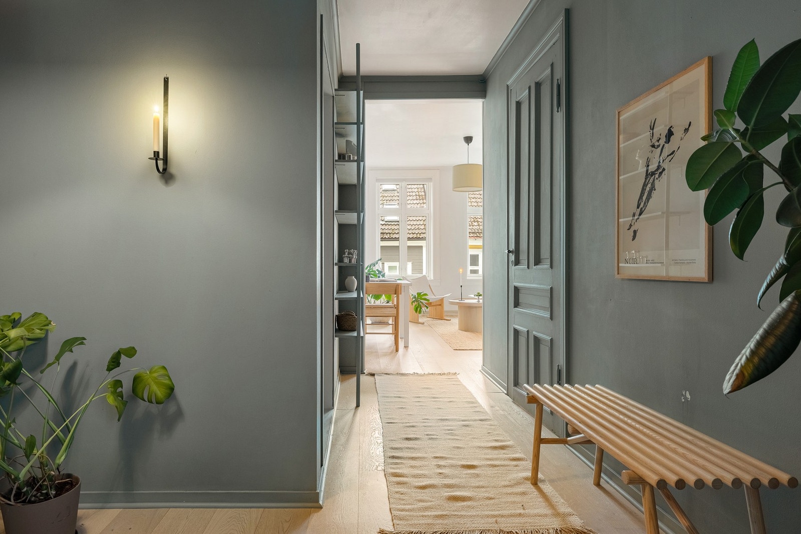 Leiligheten har gjennomgående 1-stavs parkett på gulv. Galleribilde