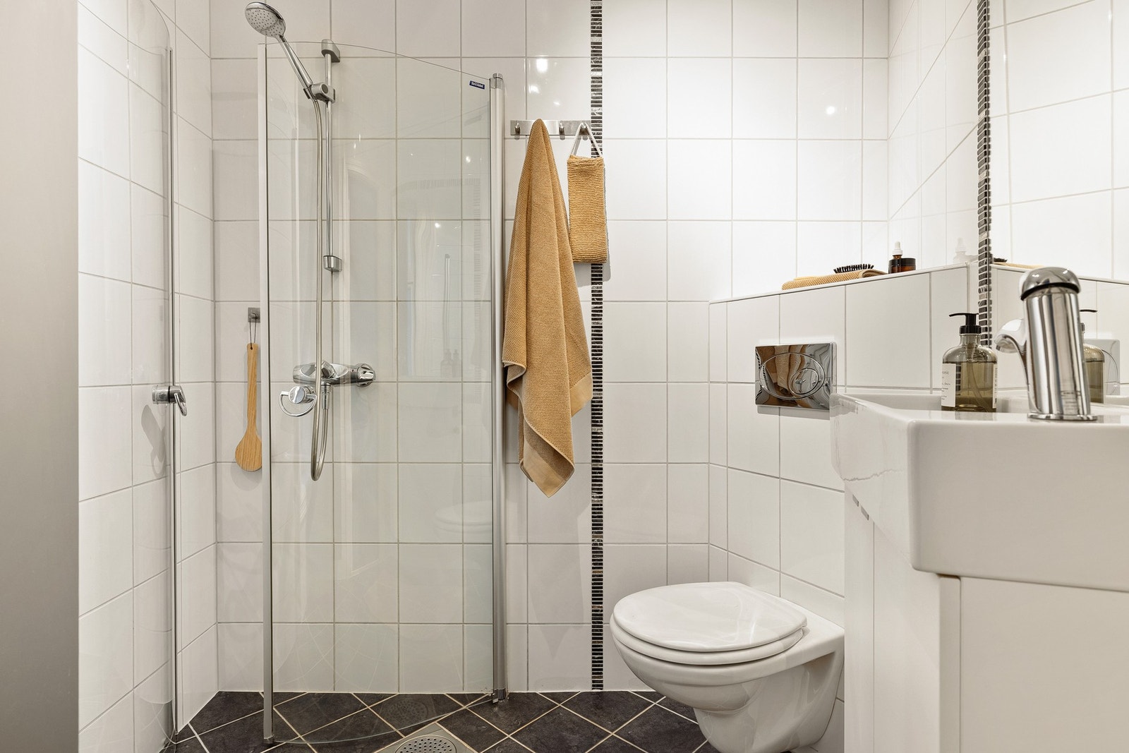 Badet måles til 2,8 kvm. og er helfliset med underliggende varmekabler. Galleribilde