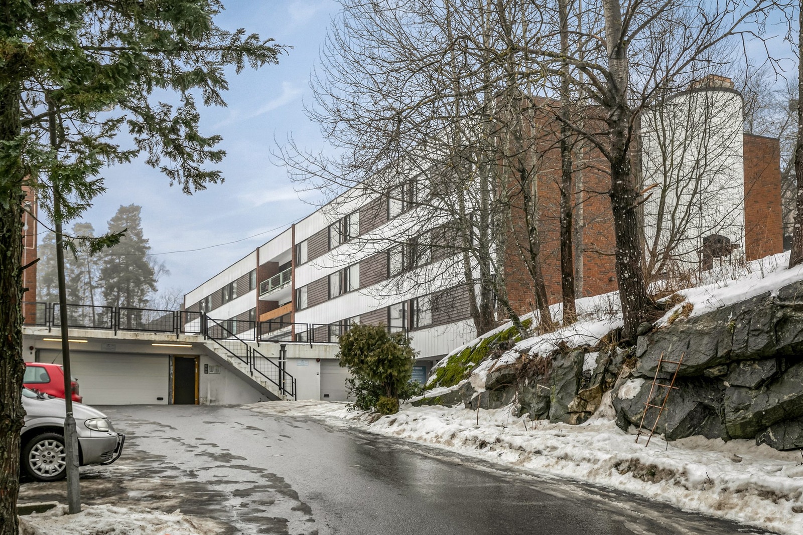 Området er opparbeidet med plen, vei og parkeringsareal Galleribilde