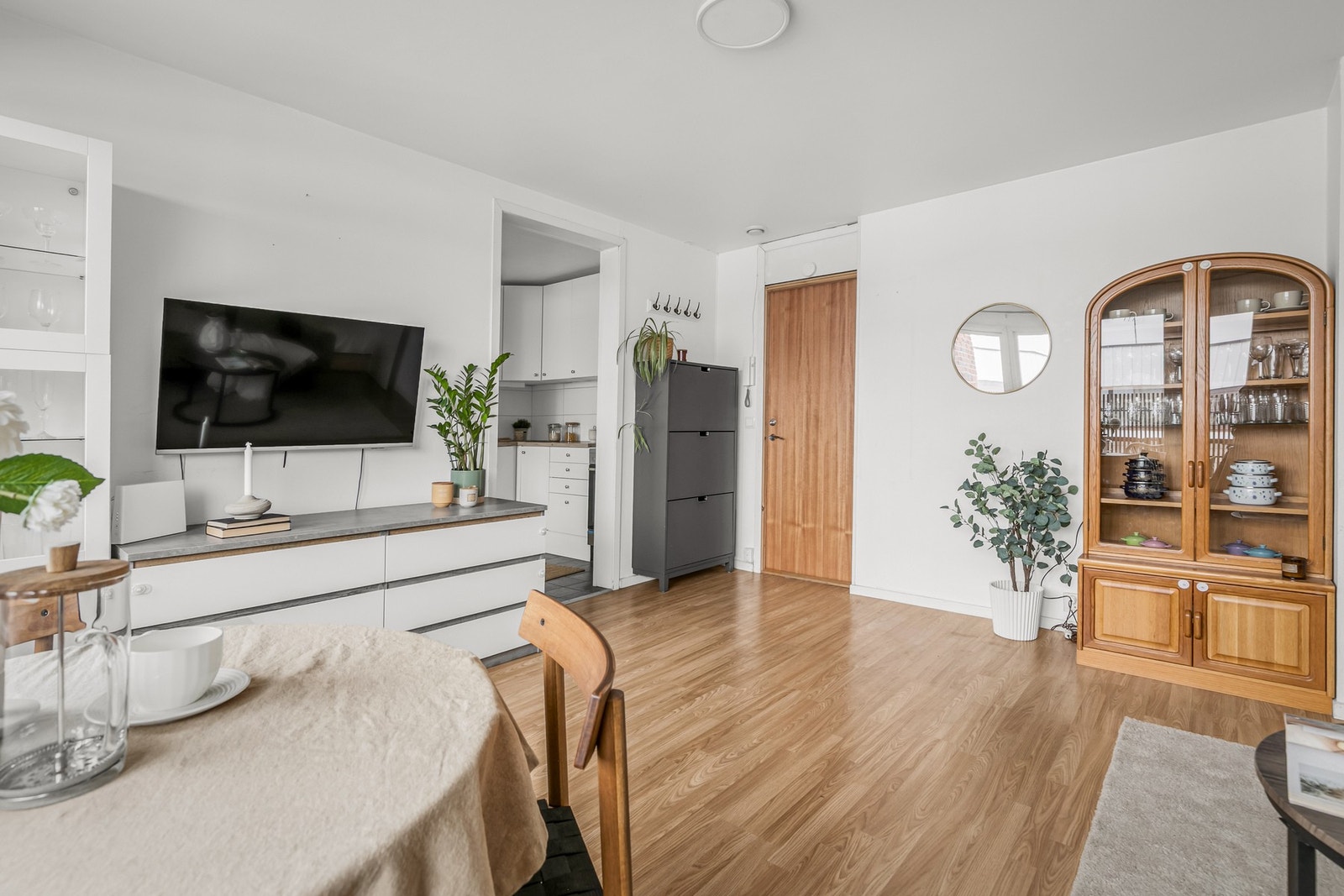 Overflatene er malt i klassisk hvit og gulvet er belagt med en fin 1-stavs laminat Galleribilde