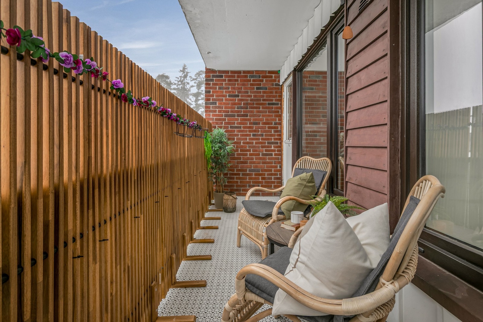 På balkongen er det plass til hyggelig sittegruppe og grill Galleribilde