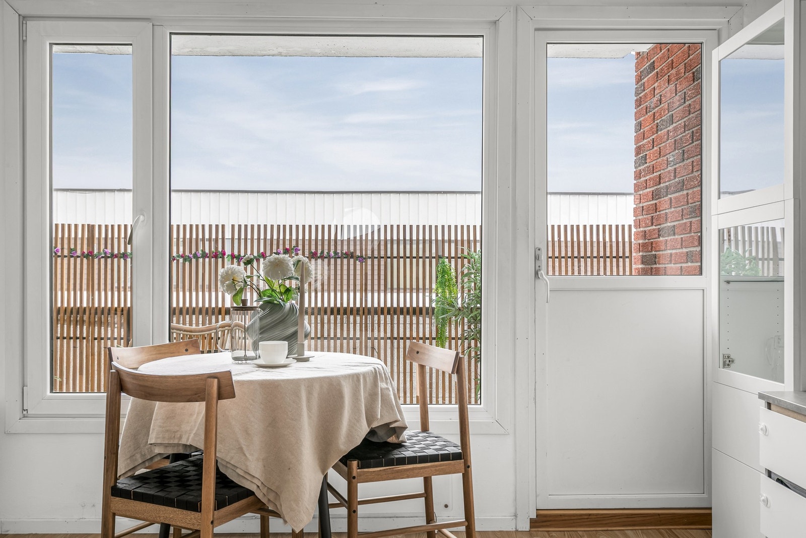 Fra stuen er det utgang til balkong, og her kan du nyte varme dager Galleribilde