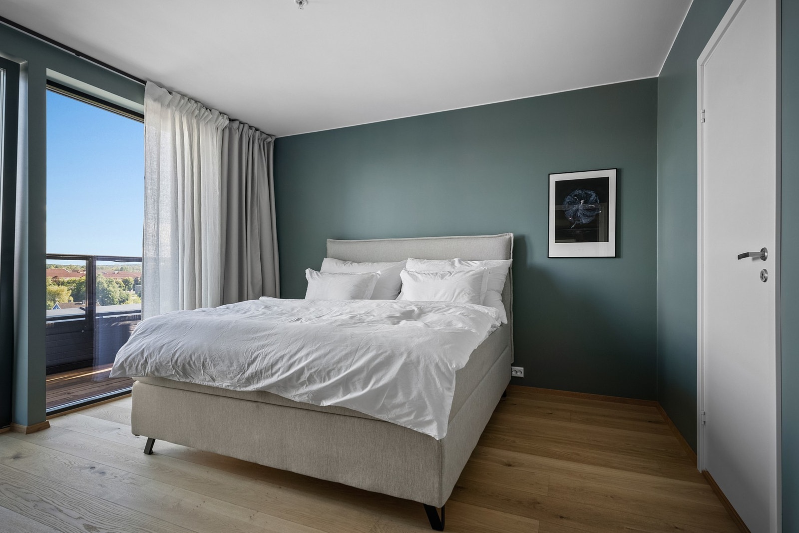Hovedsoverom av god størrelse med bad en suite. Galleribilde