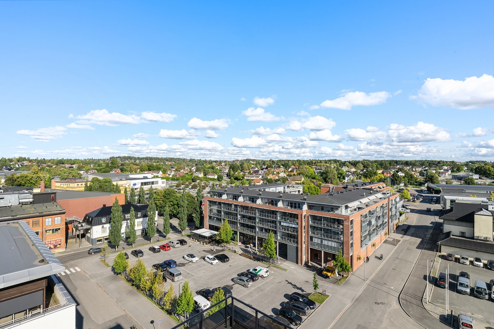 Meierihagen er et tidsriktig og stilfullt leilighetskompleks bestående av tre leilighetsbygg rundt en stor kvartalshage med frodig beplantning, sitteplasser og hagehus tilrettelagt for beboerne. Galleribilde