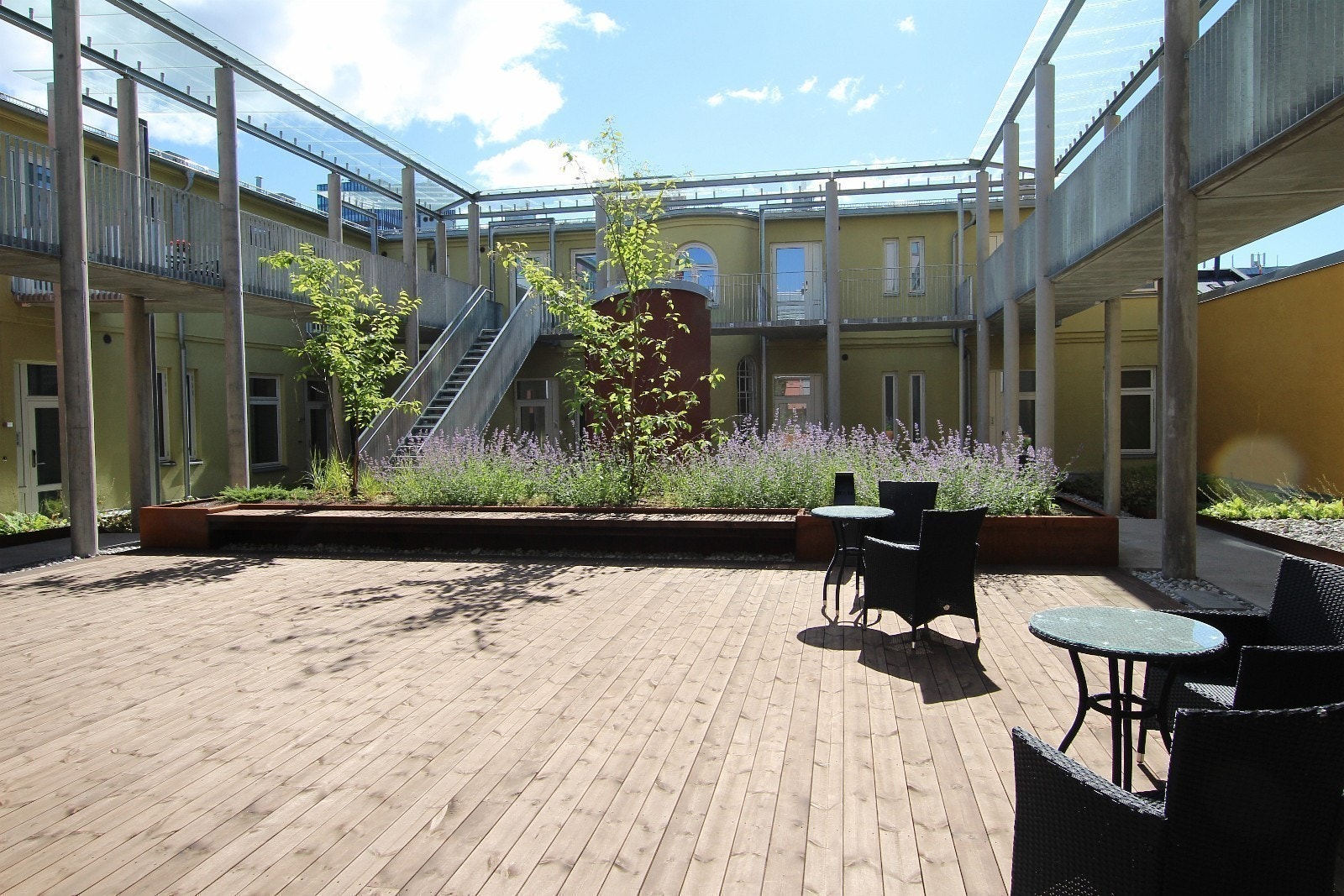 Stille og vindskjermet uteplass i atrium Galleribilde
