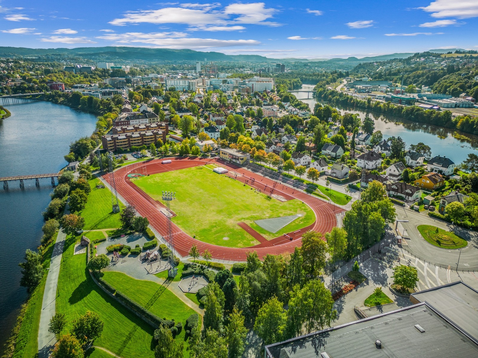Ved siden av Spektrum finner vi friidrettsanlegget Øya stadion. Galleribilde