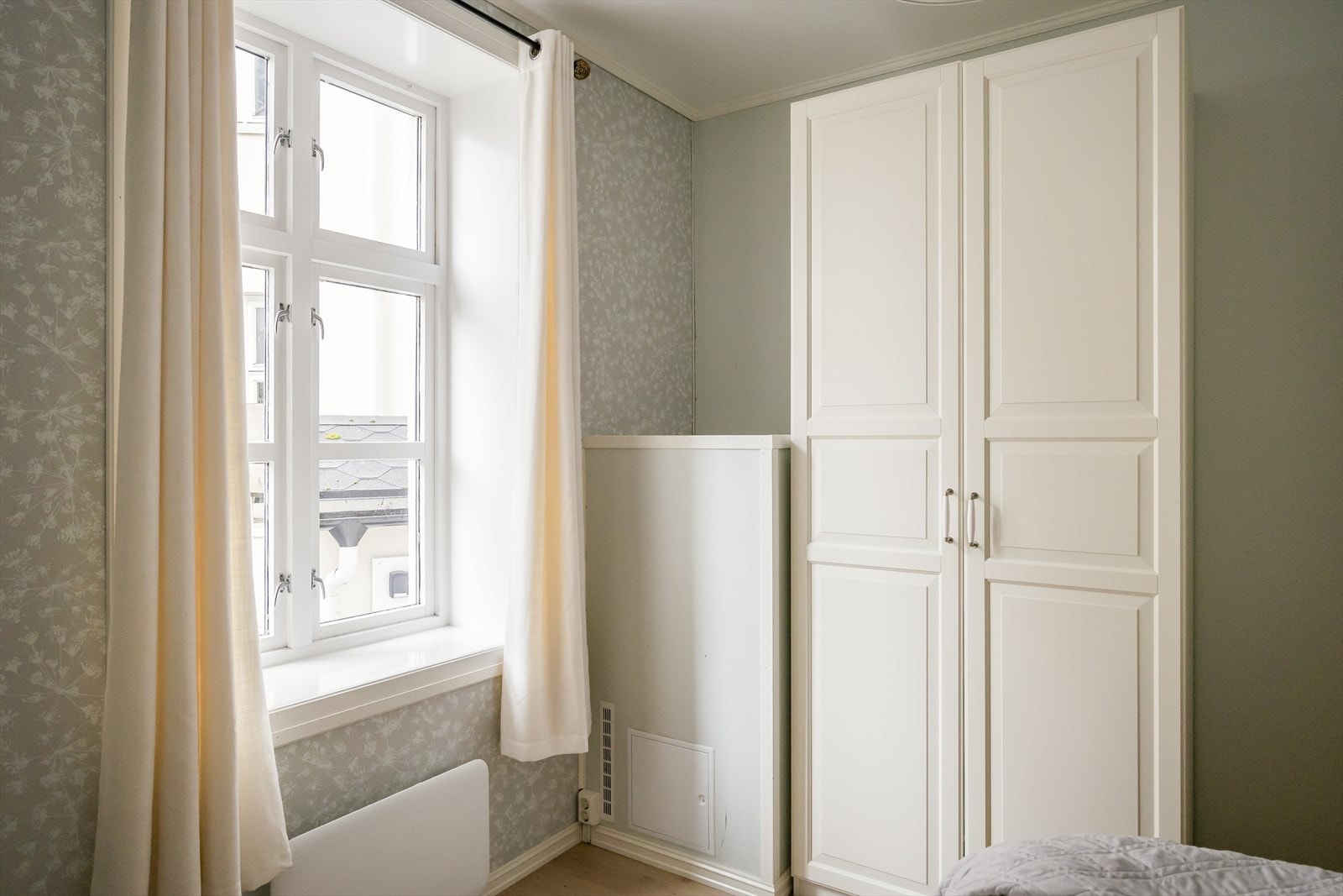 Typisk for en bygård har leiligheten store vindusflater med dype vindusposter, som gir mye naturlig lysinnslipp. Galleribilde