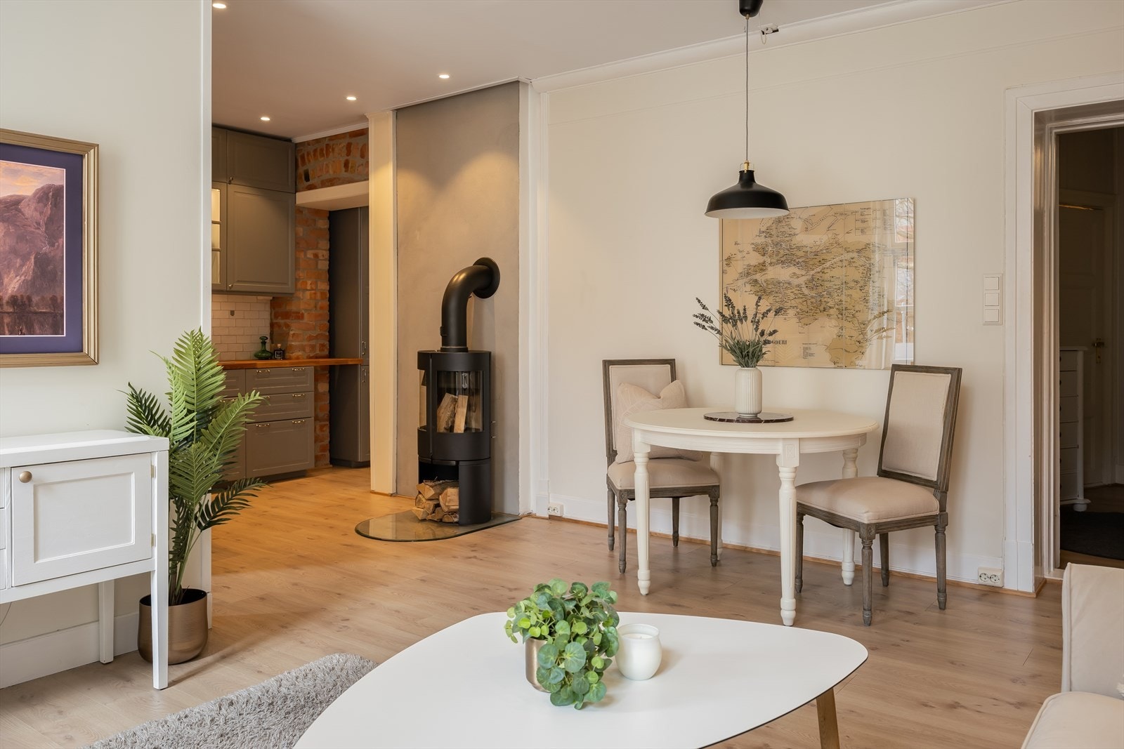 Behagelig vedfyring gir reduserte energikostnader og en lun atmosfære om vinteren. Galleribilde