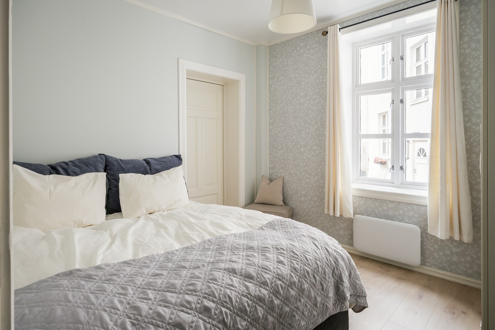 Det er totalt 2 soverom i leiligheten. Hovedsoverommet ligger vendt ut mot bakgård og har en størrelse på 10 m². Galleribilde