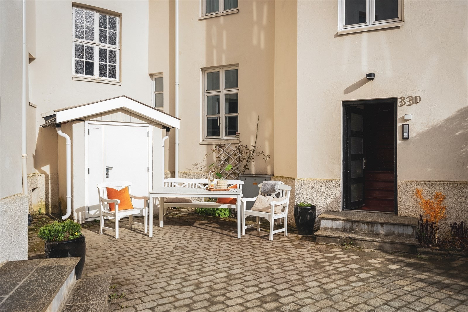 Hyggelig felles bakgård som kan brukes fritt av beboerne. Det er felles sykkelparkering i kjelleren. Galleribilde