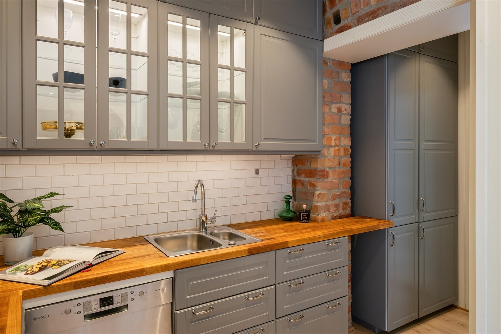 Kjøkkenet er utstyrt med integrert hvitevarer som kjøle- og fryseskap, platetopp og stekeovn. Disse medfølger handelen. Galleribilde