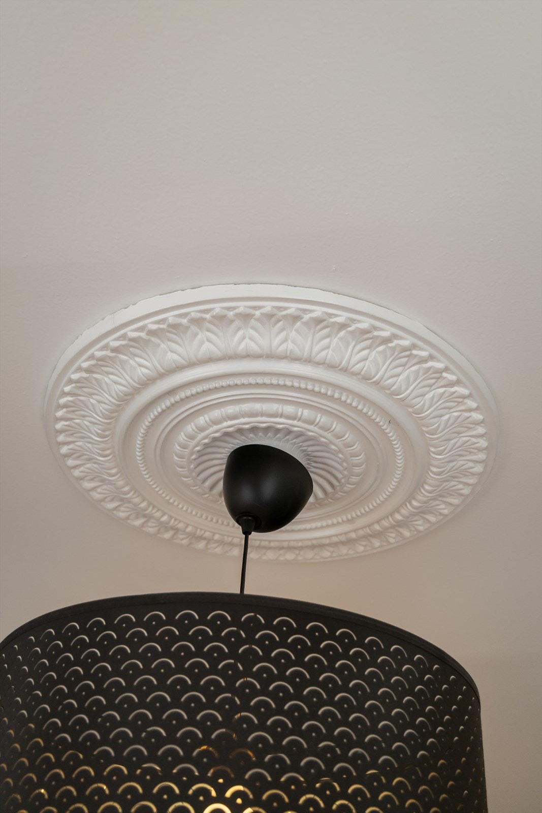 Leiligheten har detaljer som er typisk for en bygårdsleilighet, som blant annet høyt under taket, dype vinduskarmer og rosett i taket. Galleribilde