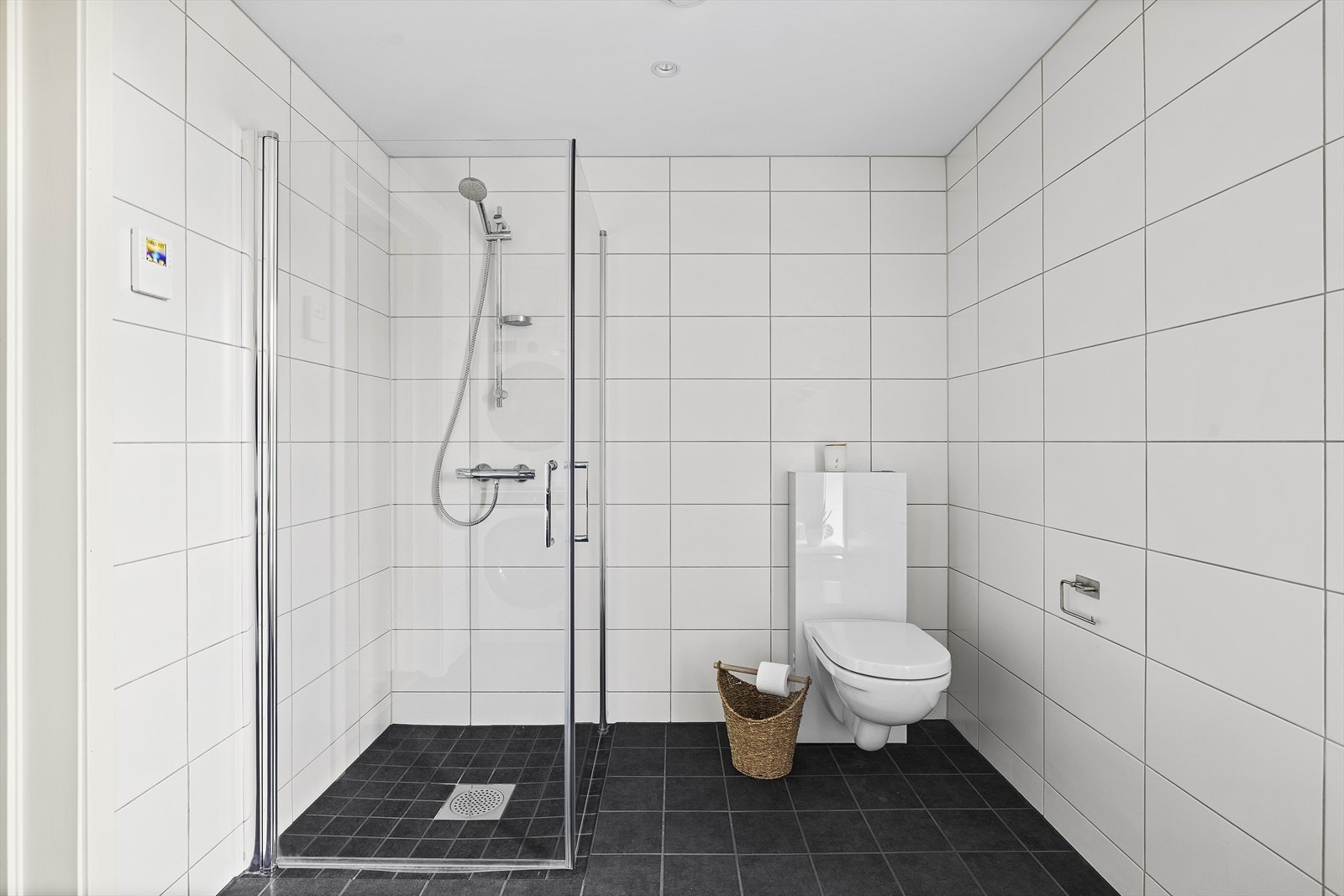 Det er opplegg for vaskemaskin. Rommet er ventilert med mekanisk ventilasjon. Galleribilde