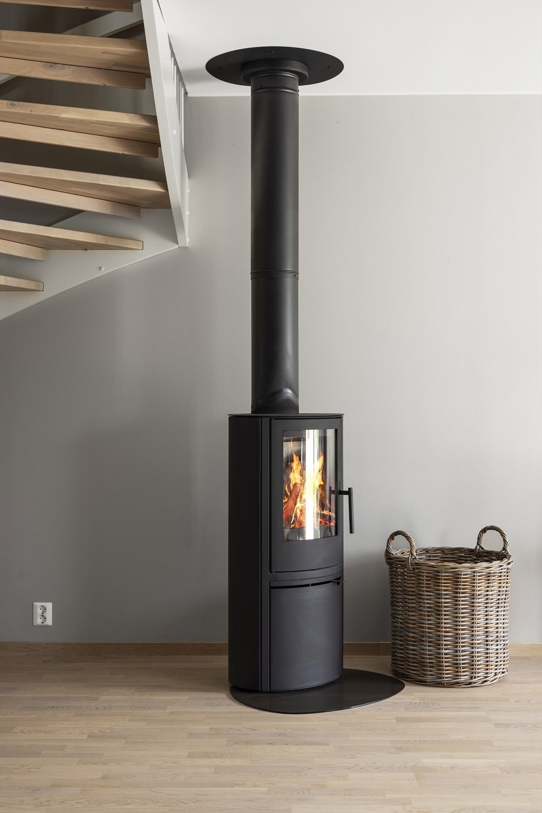 Moderne peis sikrer behagelig, vedvarende varme og bidrar til hyggelig stemning. Galleribilde