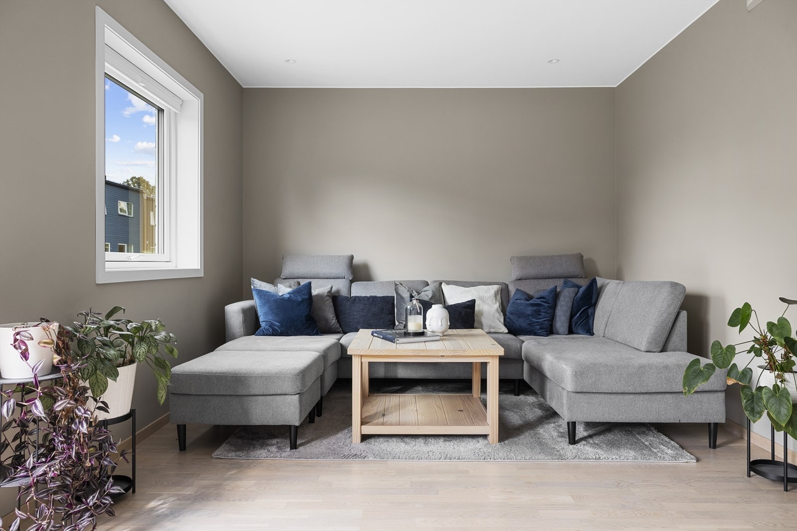 I stuen er det god plass til sofagruppe med tilhørende sofabord og tv-møblement. Skjermet og koselig krok! Galleribilde