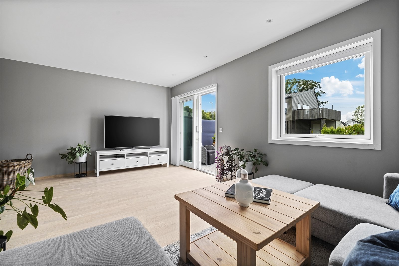 Stuen har skyvebalkongdør i malt tre. Vinduene er fra byggeår som isolerer godt. Galleribilde