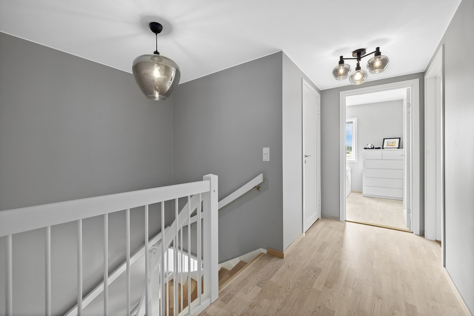 Boligen har en barnevennlig og svært god planløsning med tre soverom og bad på samme plan. Galleribilde