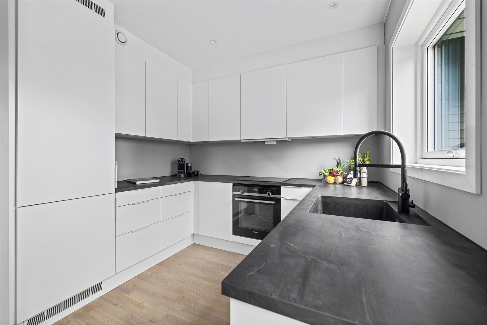 Det er integrerte hvitevarer som består av komfyr, kjøleskap, platetopp og oppvaskmaskin. Galleribilde