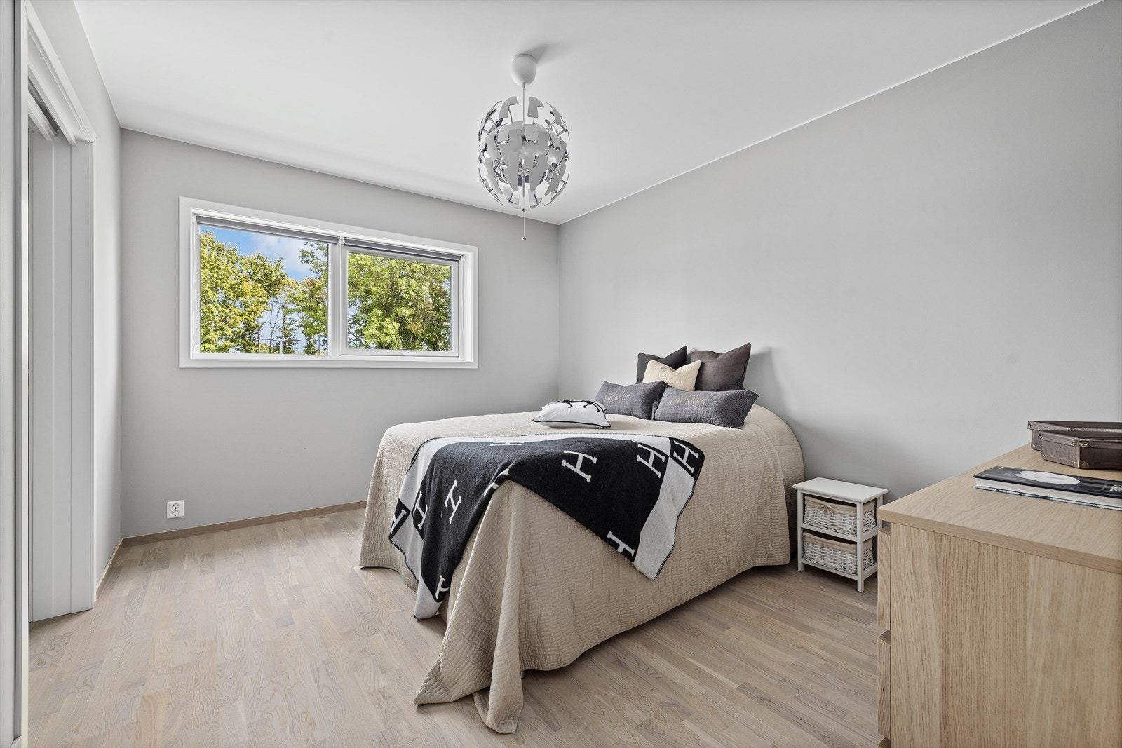 Hovedsoverommet er innbydende med god plass til dobbeltseng med tilhørende nattbord på hver side. Galleribilde