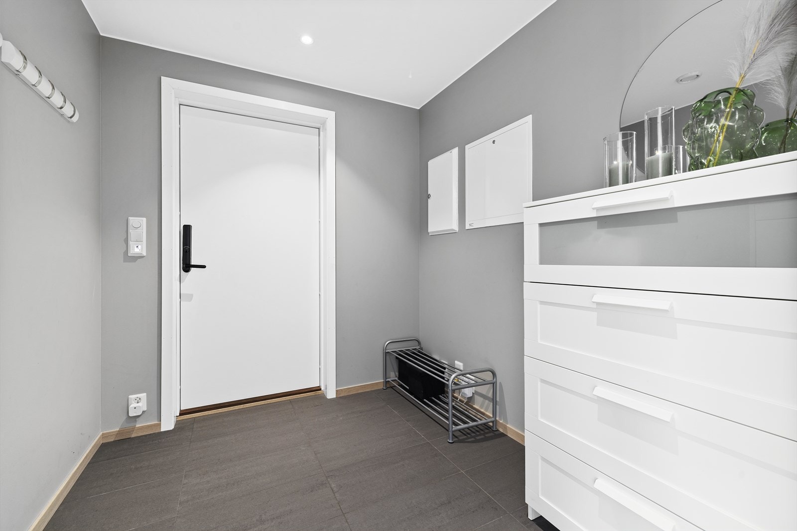 Boligen har en praktisk gang som gir et godt førsteinntrykk. Det er god plass til knagger og skohylle for oppbevaring av yttertøy. Galleribilde