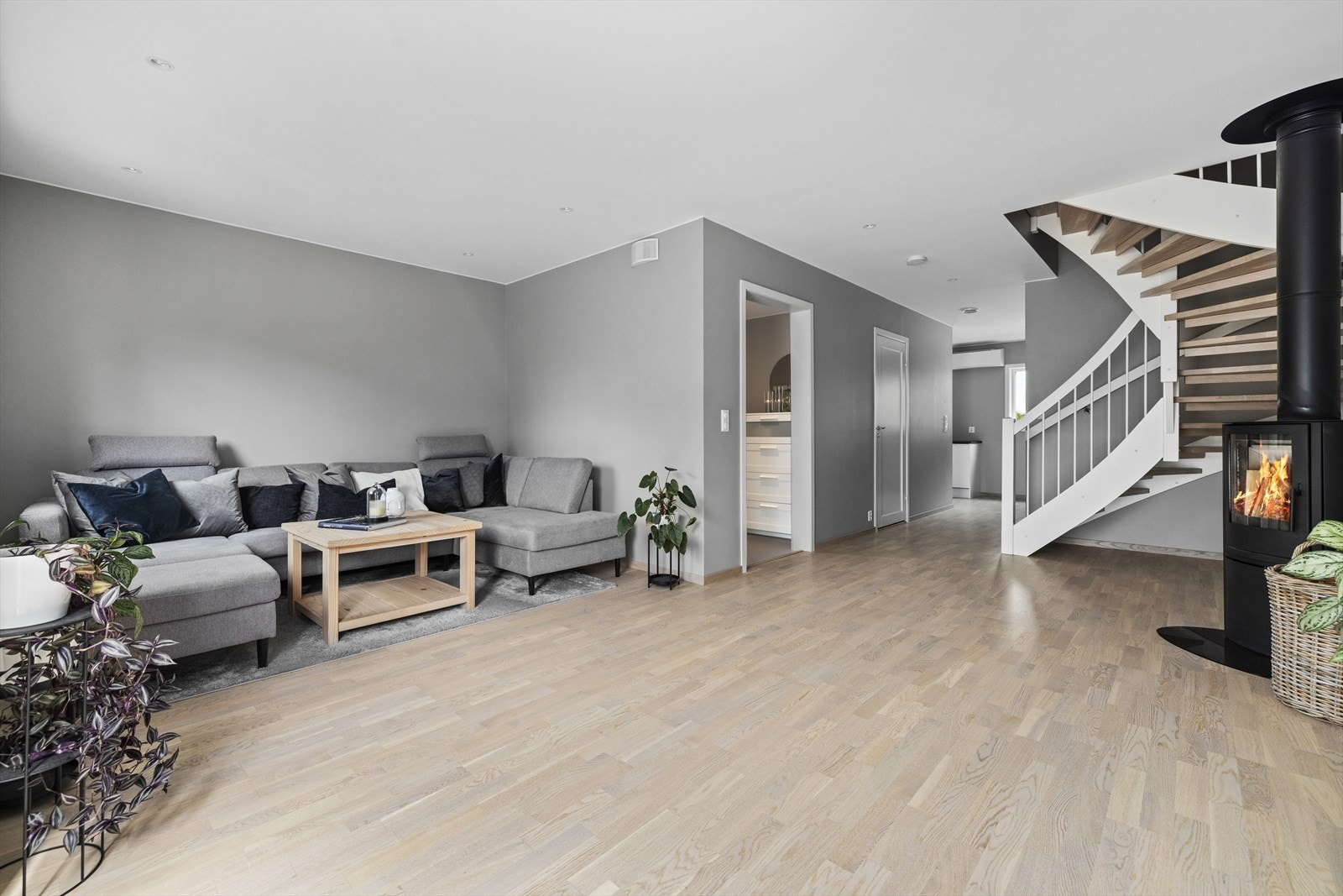 Boligen har en lys, innbydende og åpen stue av god størrelse. Galleribilde