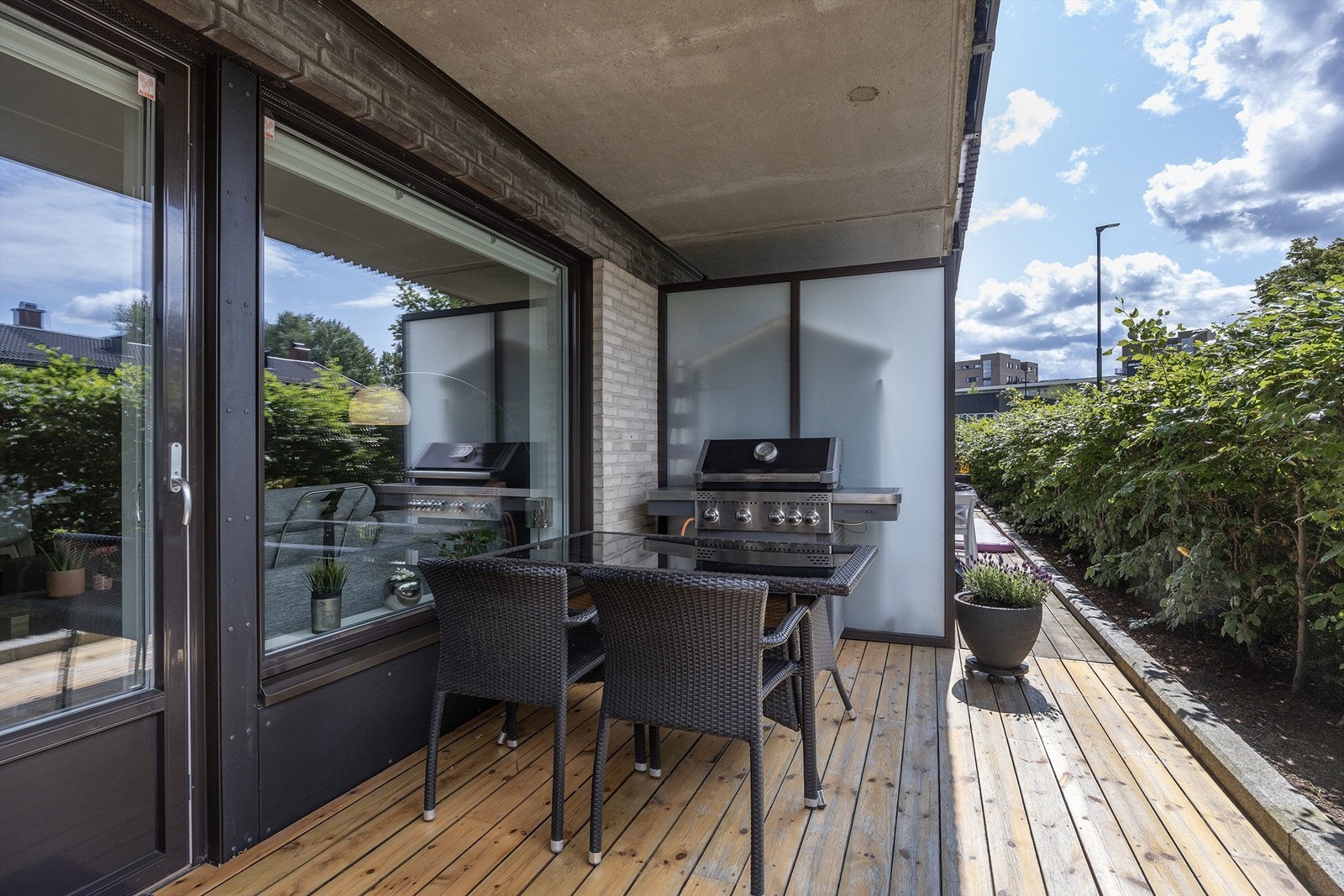 Uteplassen er sydvestvendt og byr på sol store deler av ettermiddagen fra ca. 13.00 til 22.00 sommerstid Galleribilde