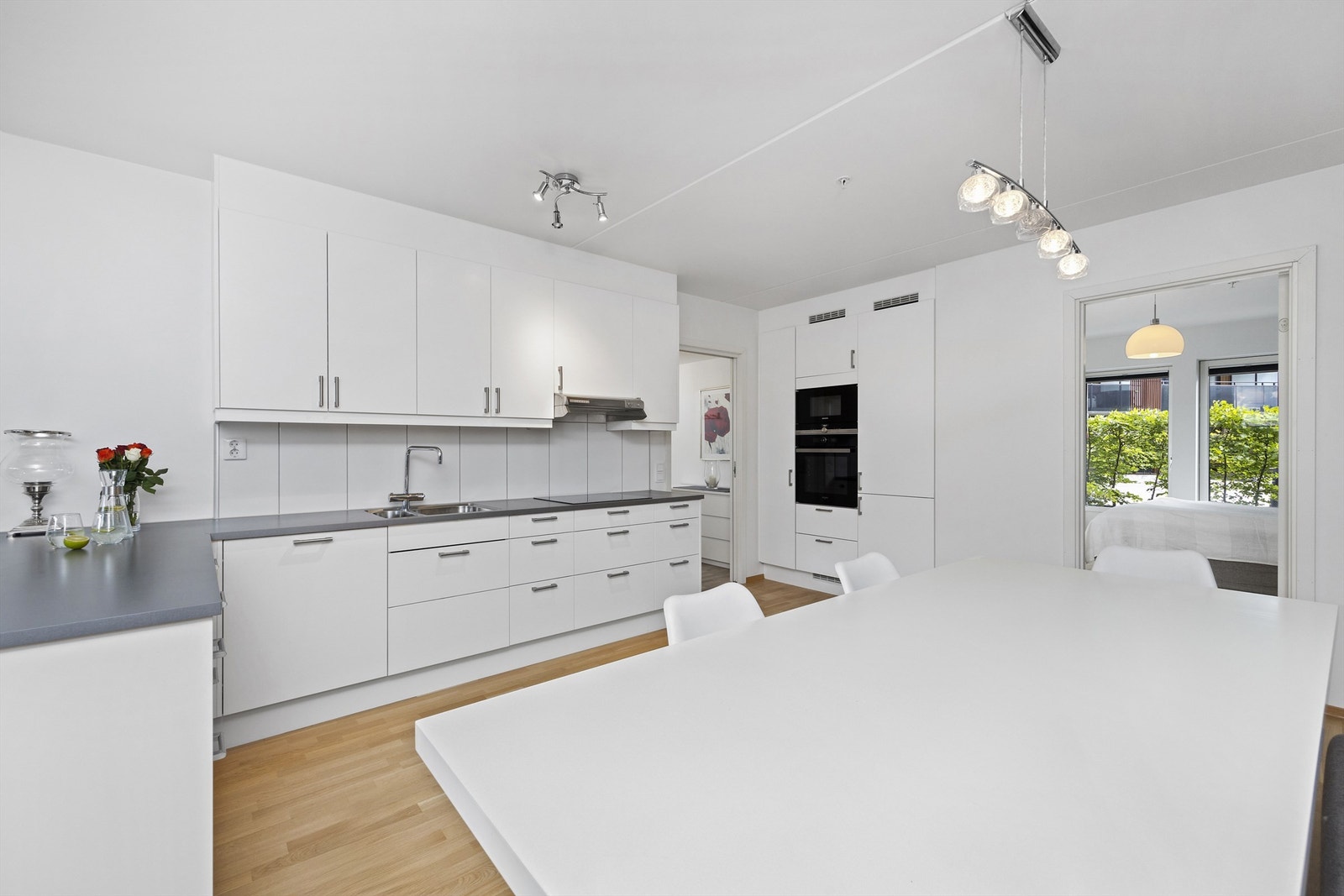 Kjøkkenet er sentralt plassert og svært brukervennlig, ikke minst åpent og sosialt Galleribilde