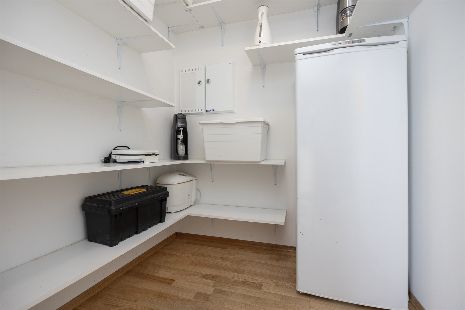 Praktisk omkledningsrom / innvendig bod er fleksibel for bruk. Her kan det installeres kjøkken slik at en kan lage hybeldel til utleie. Se alternativ plantegning Galleribilde